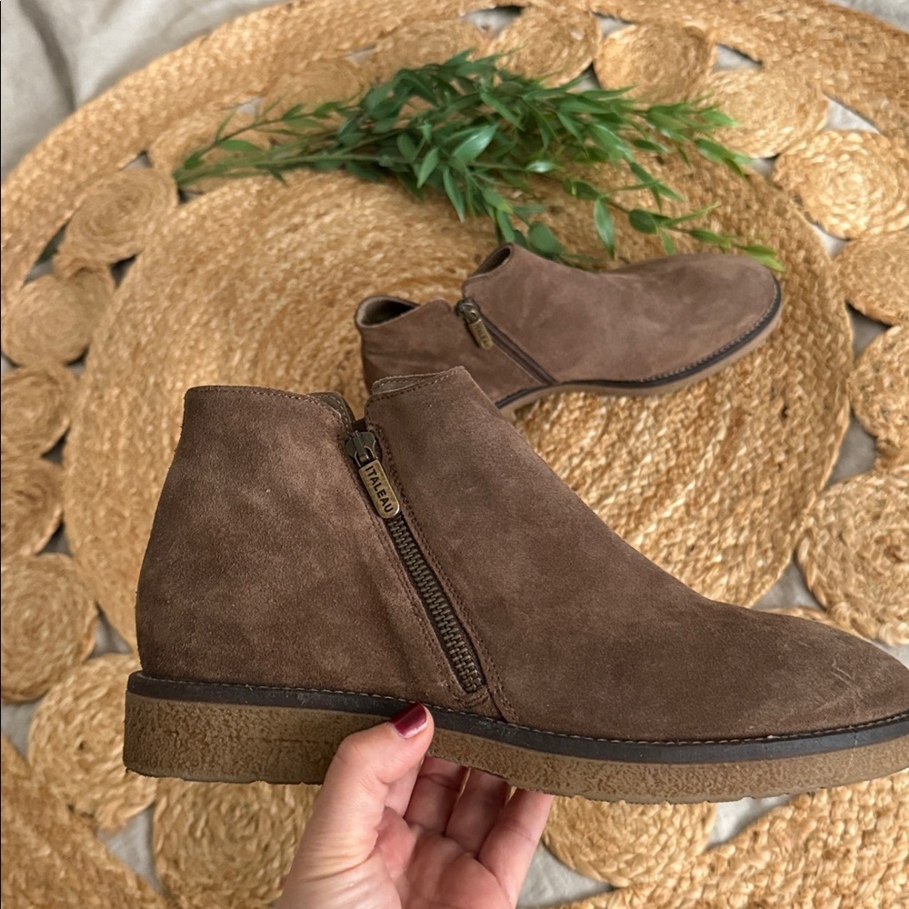 Italeau Foliana Weatherproof Leather Bootie. Size 39/ 8.5 Nut - Picture 8 of 12